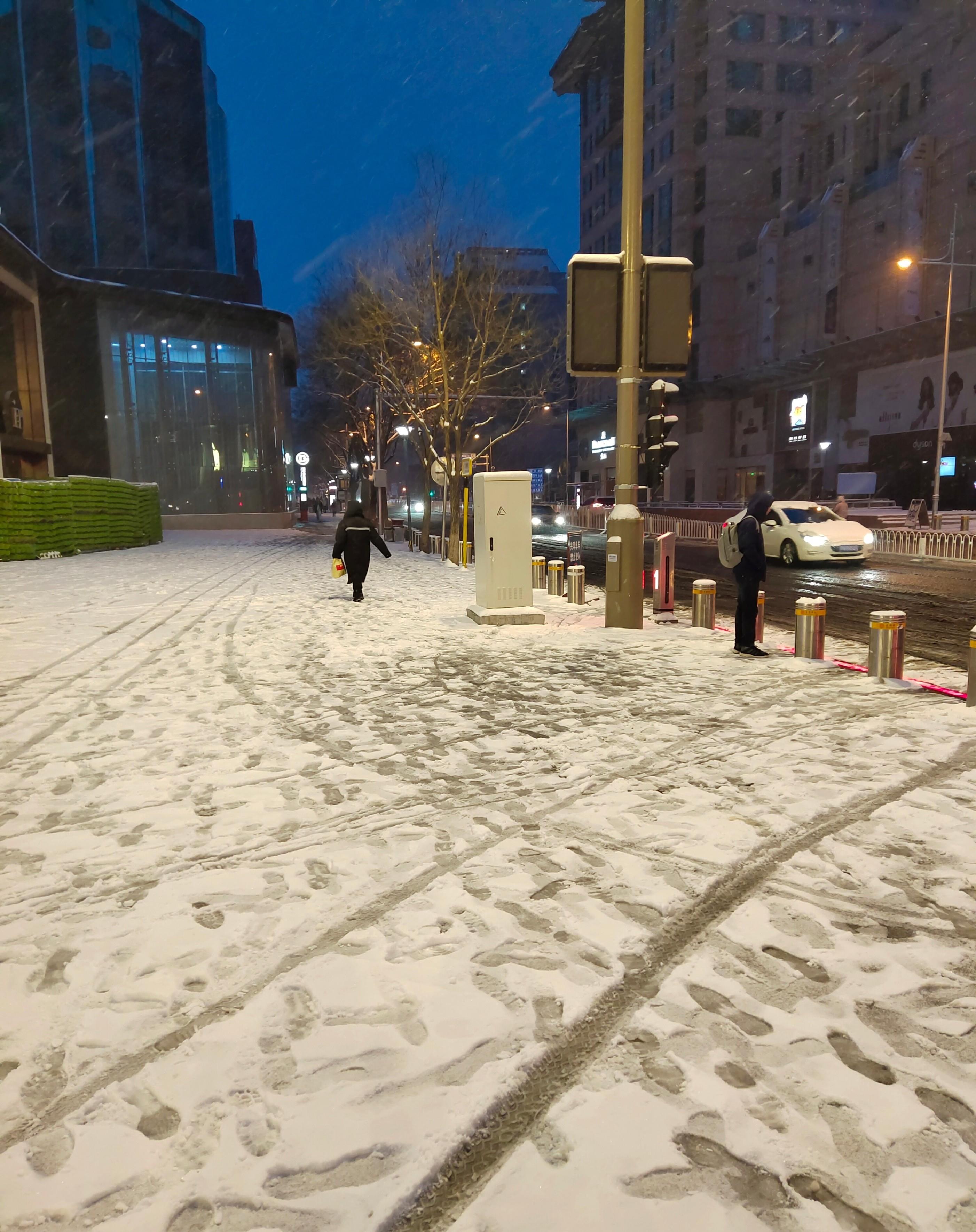 大雪天真需要北京违规三轮啊，大早上一出门，积雪没到鞋平面以上了，送孩子上学，没有