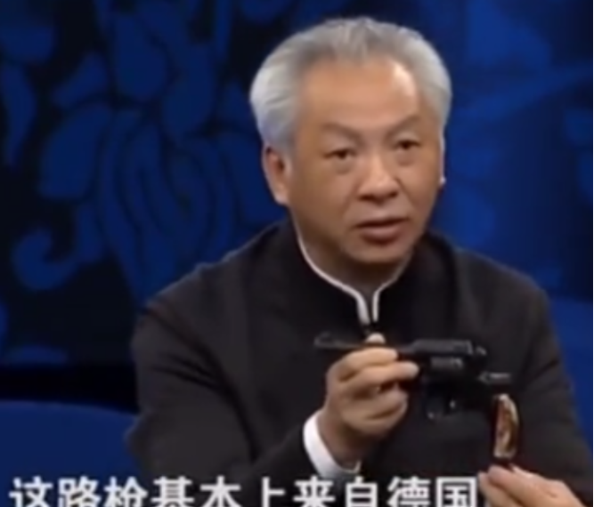 天津男子，带手枪来鉴宝，声称是自己的祖上在河边捡的。不料专家鉴定后，一脸严肃地说