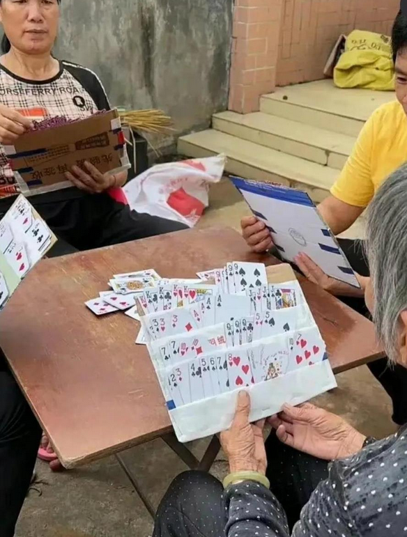 大妈们真聪明，这样拿牌方便多了。