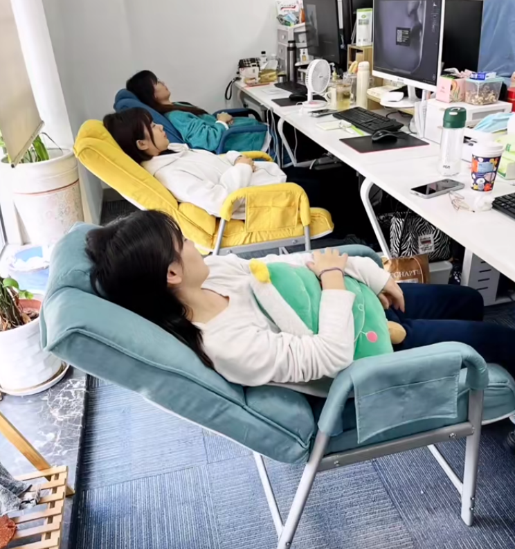 你会觉得尴尬吗？

男子刚到公司上班，发现公司里多半是女生。而且，一到中午时间，