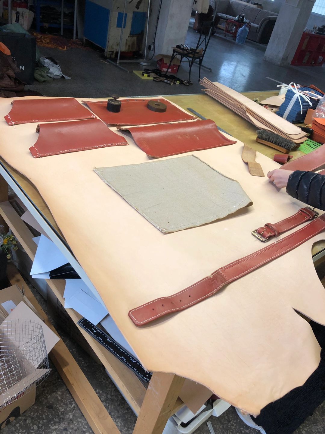 我做的第一张狩猎椅是鳄鱼皮的
2019年，拿到了一张中古狩猎椅，做的很糙，皮用的