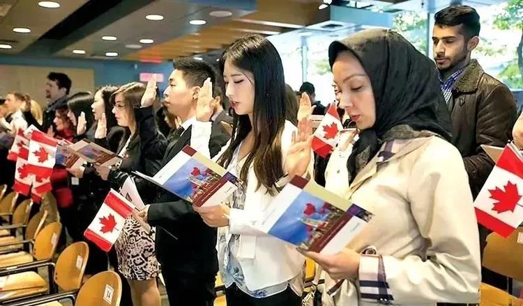 加拿大移民入籍宣誓，看到前排两中国人面孔很多人心里五味杂陈。他们男的帅气，女的漂