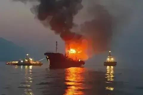 9月10日凌晨，在黑海汹涌的波涛之上，一艘令人震撼的巨无霸货船掀起了惊涛骇浪！这