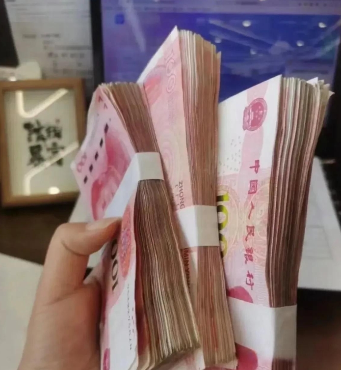 去银行取两万块钱。卡递给工作人员说，取两万块钱。工作人员问我，取钱干什么用？我顺