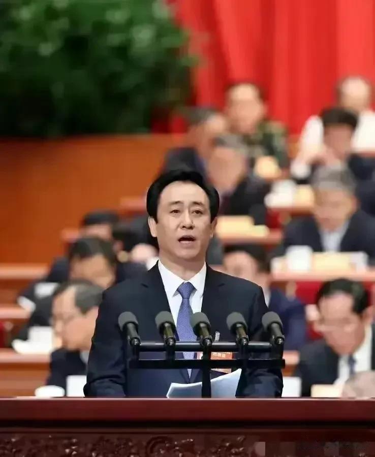 许老板到底有多“狂”？！ 给自己加冠为主席！ 无论见谁，恒大报头都是会见。 下属
