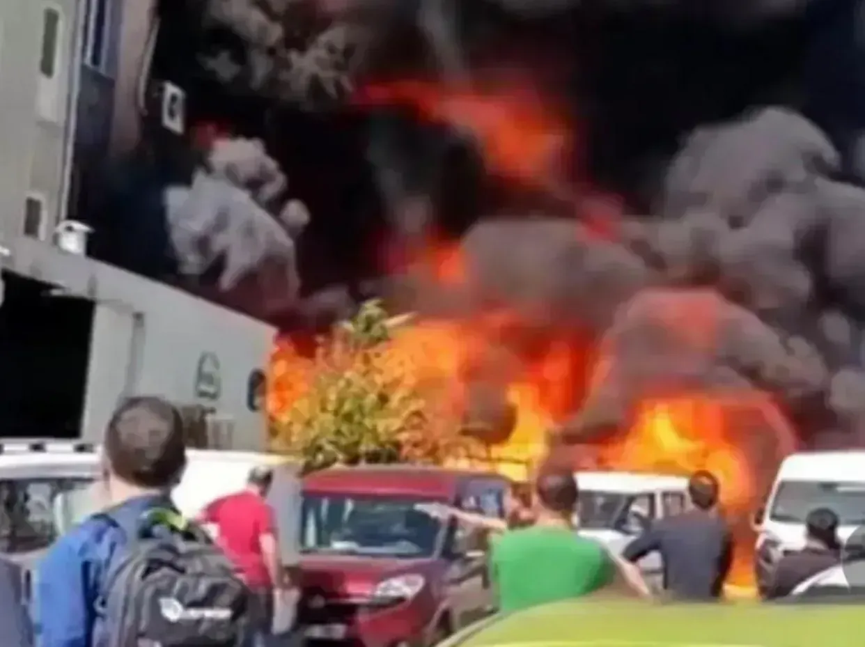 重大消息！哈马斯士兵潜入以色列，将以色列最大油库燃爆！引发熊熊大火和滚滚浓烟。而