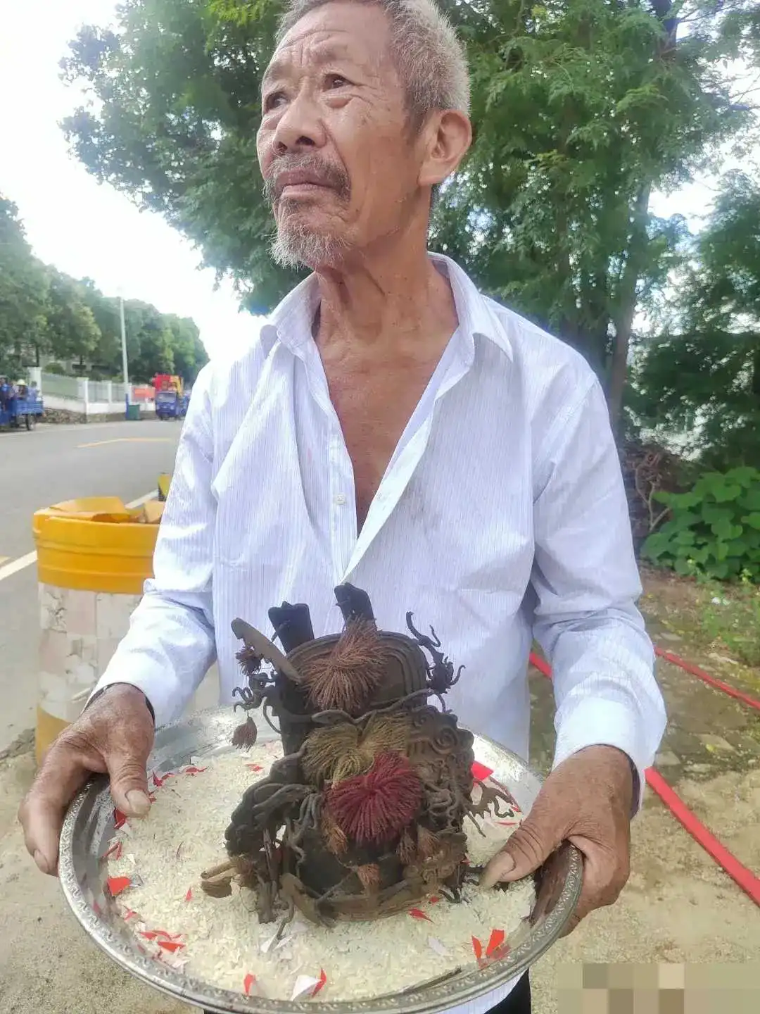 不懂不敢乱说，大爷端的什么？