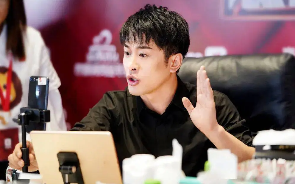 辛巴某音帐号已被封禁，1日辛巴在某音直播时公开叫嚣，我不稀罕平台的流量，你们如果