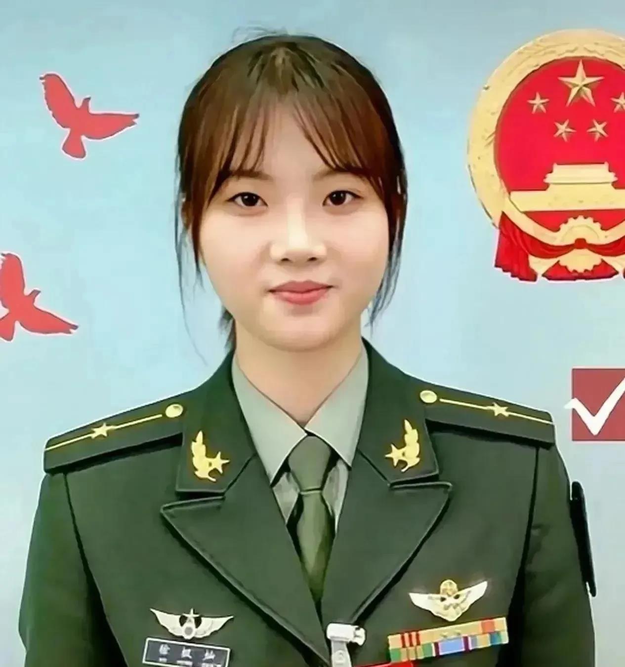 这张照片拍摄于2023年全国两会期间，第十四届全国人大代表、南部战区陆军某旅飞行