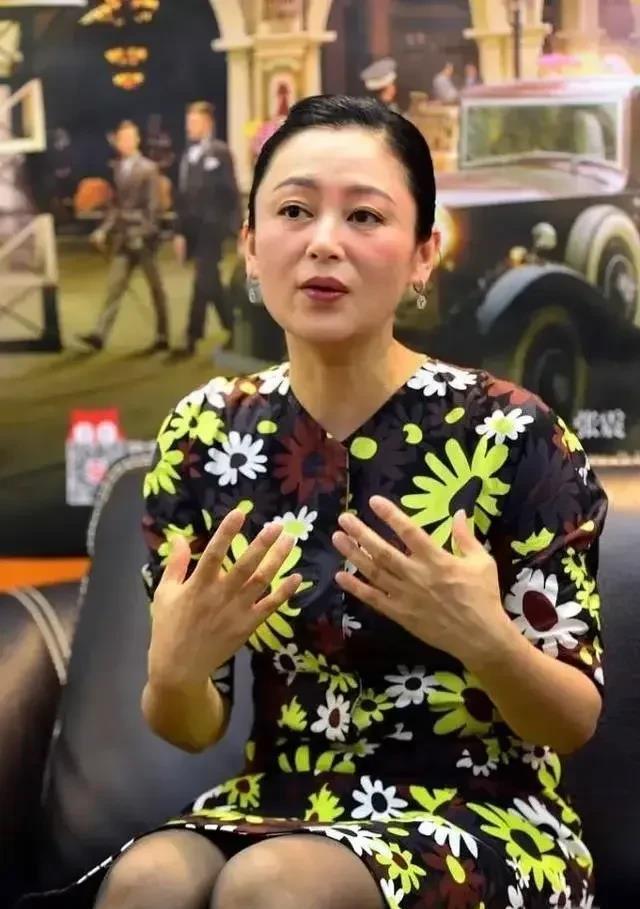 陈红老了就是普通大妈，不仅整张脸明显发福，脸上除了赘肉之外，还有明显的皱纹。没有