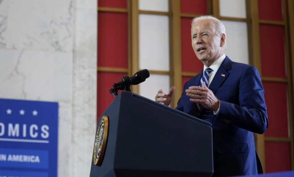 得州州长振臂一呼要“造反”，拜登愤怒不已，可球已踢到脚下该如何抉择？因非法移民问