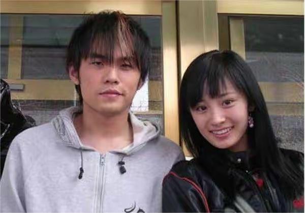 十几年前，周杰伦与杨幂的合影。杨幂曾经也是周杰伦的粉丝，当时的两人看起来都显得特