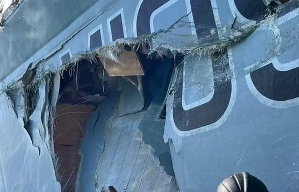 两艘英国军舰相撞，现场传出巨响，船体被撞出大洞。据英国《每日邮报》当地时间19日