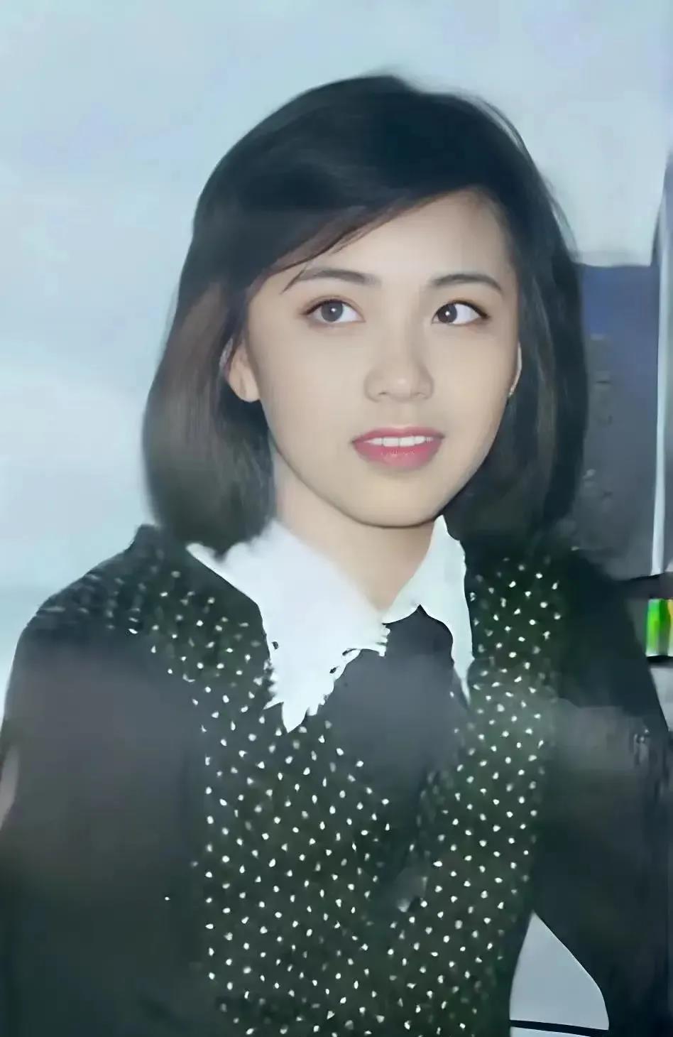 这张照片拍摄于1999年，上海华东师范大学数学系女生在宿舍里的留影。姑娘是江苏省