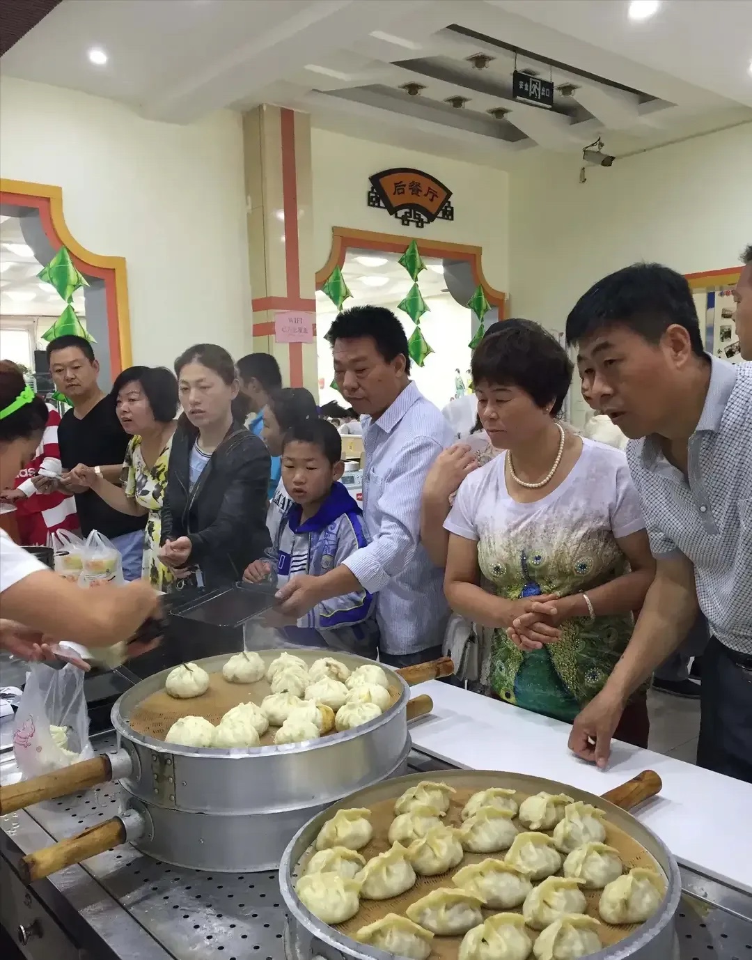 包子铺因卖豆脑被罚款15000，并没收7014违法所得，这事一经传开，便引起了轩
