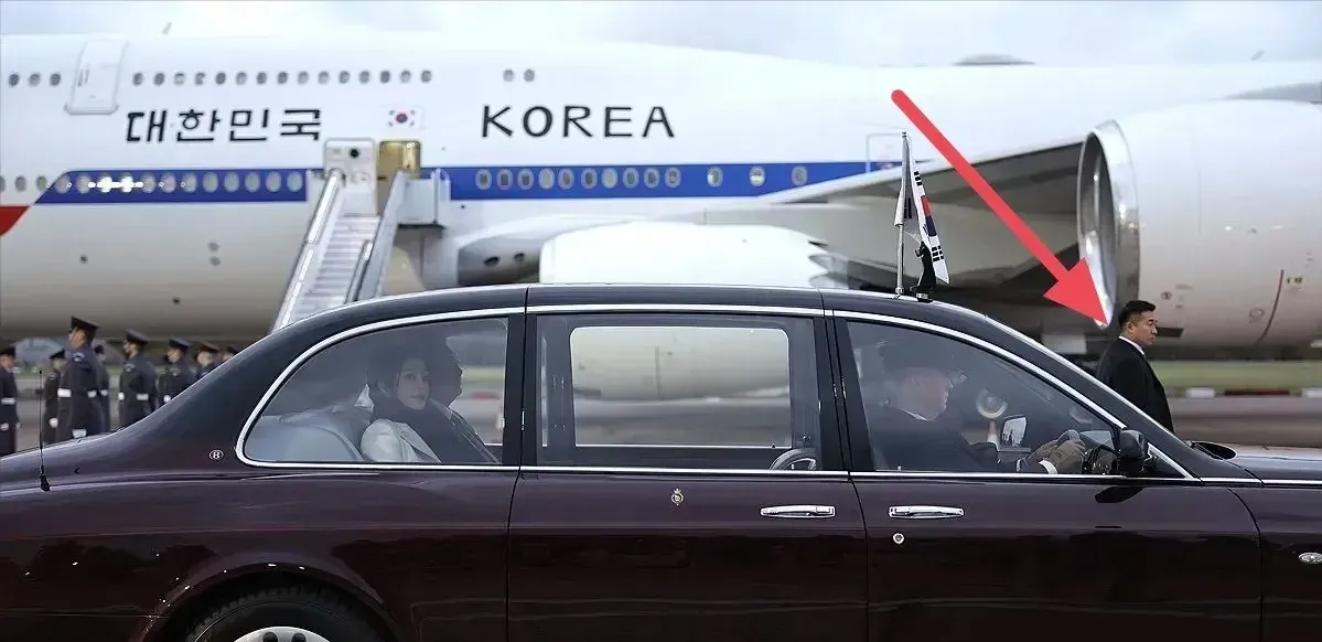 场面极度尴尬！尹锡悦招手招个寂寞。韩国总统尹锡悦抵达英国伦敦，飞机下面，除了两旁