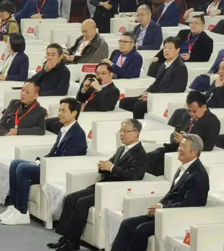 很多人都跟疑惑，为啥武汉大学要给易中天那么高的地位？在武大校庆的嘉宾席上，易中天