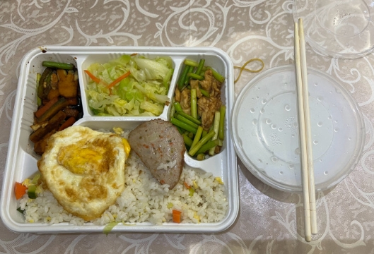 如果动车是中国速度，绿皮火车就是中国温度  ​​​