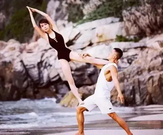 被刘銮雄疯狂DISS的前妻吕丽君貌似并没有收到新闻的影响，更是晒出了与男人合体做