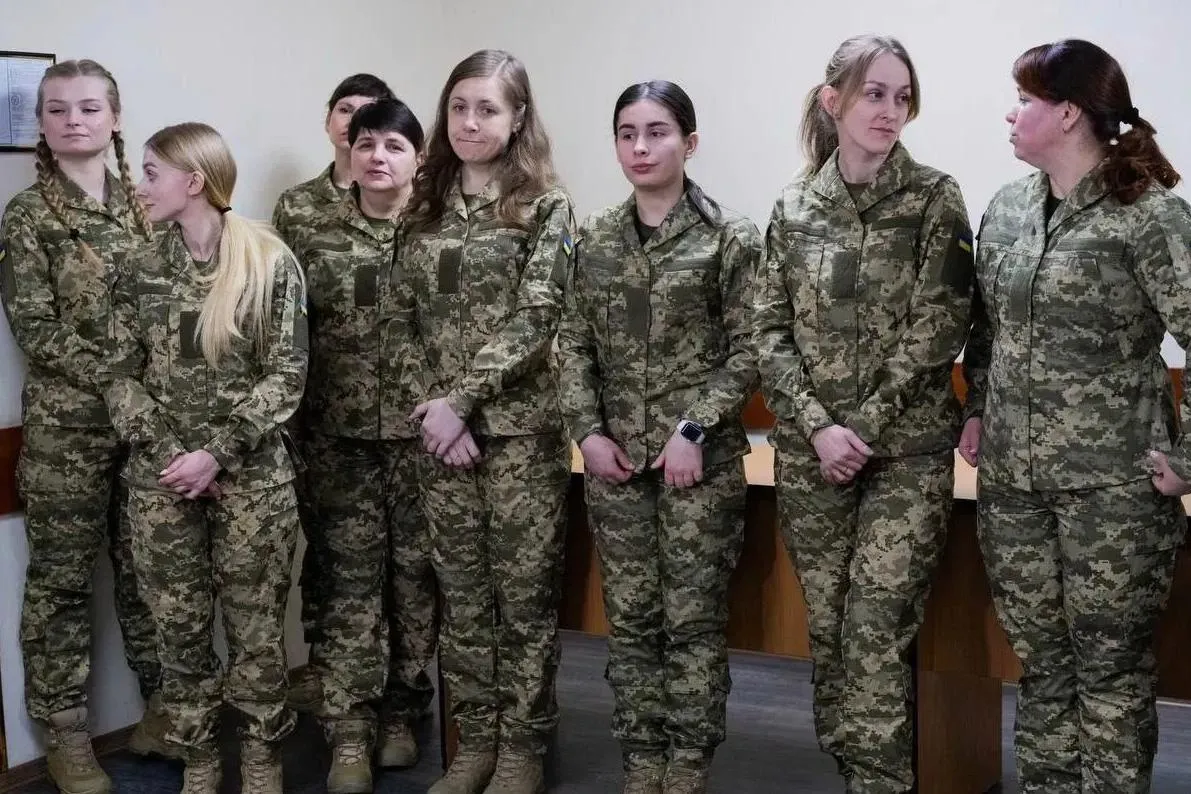 兵力严重不足！没怀孕女兵必须上战场！
乌克兰正在全国动员女性参与俄乌战争，并且表