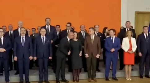 德国外长被吻事件的发酵，不是礼节上的缺失，而是德国民众对德国领导人的外交不作为和