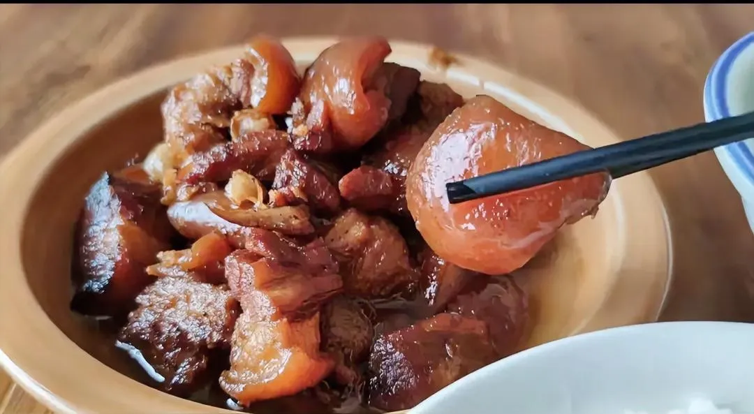在湖南韶山游玩吃了顿饭，一个红烧肉，一个爆炒红薯叶，一份米饭，吃完结账时，这价格