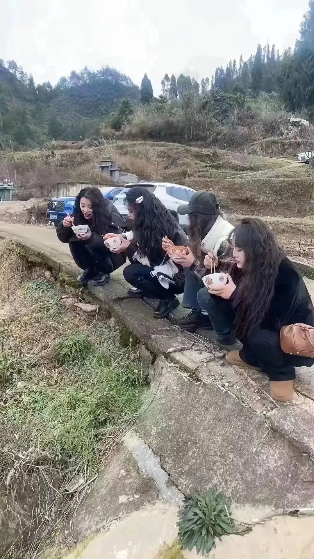 为什么农村的人喜欢蹲着吃饭啊？
