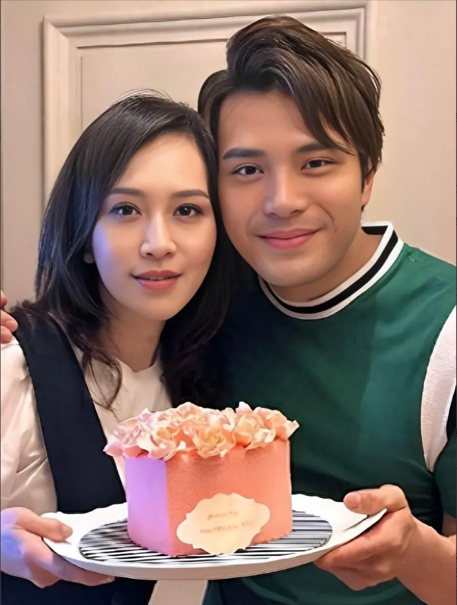 61岁港圈「冻龄富婆」顾纪筠：比起爱马仕，这张脸才是「奢侈品」