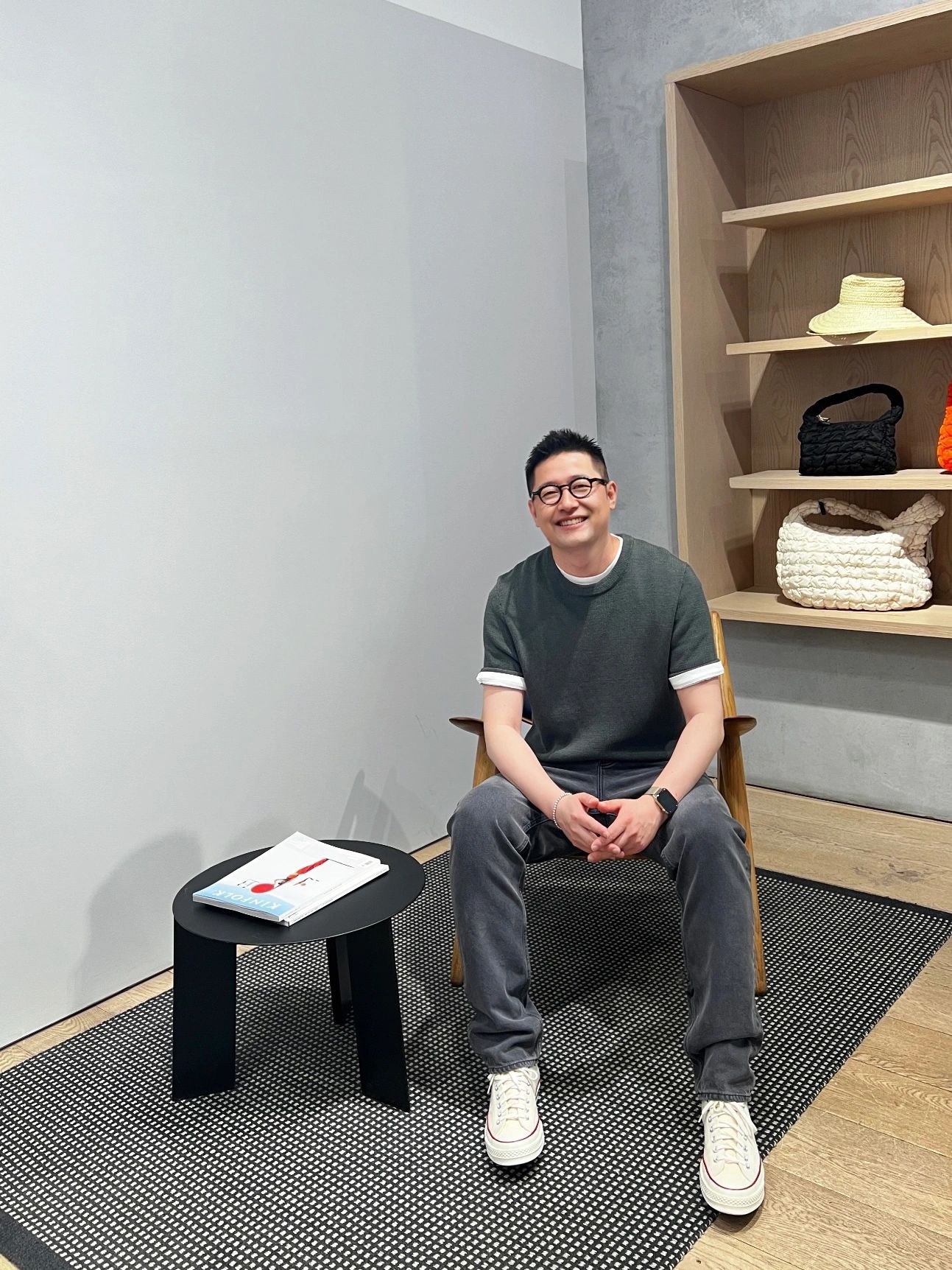 你可以永远相信烟灰色牛仔裤。