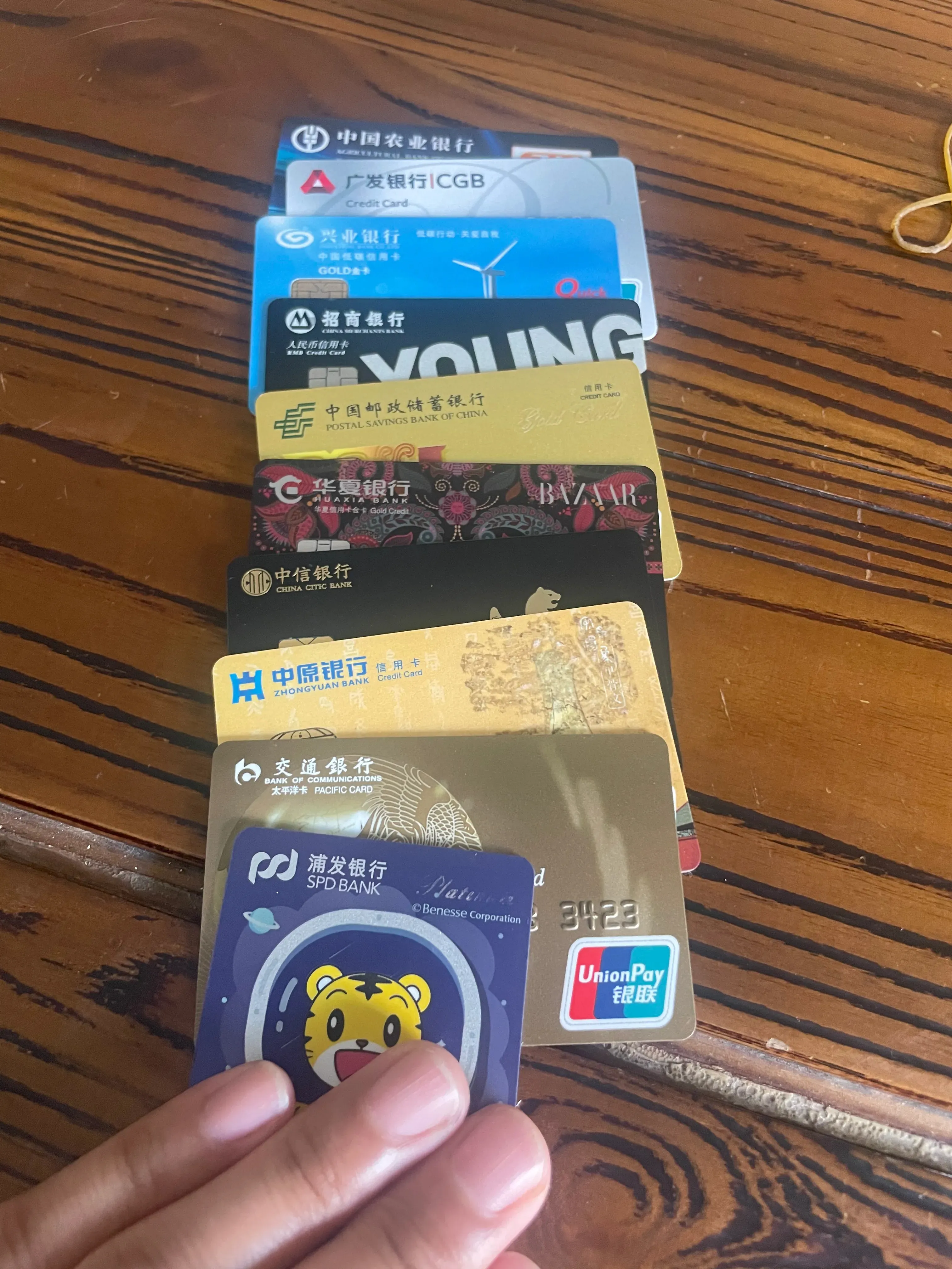 9年单位所有人都在买房，工资仅有2150的我，咬咬牙，借遍亲戚和同事，凑了10万