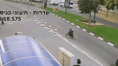 狭路相逢勇者胜，哈马斯敢死队的打法。

一名哈马斯武装人员使用RPG火箭弹拦截一