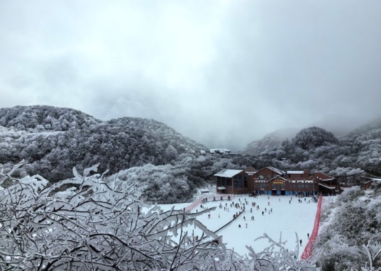 趁着气温还没回升，约上朋友去了南川金佛山！
赏雪！玩雪！想在闲暇之余放松放松，也