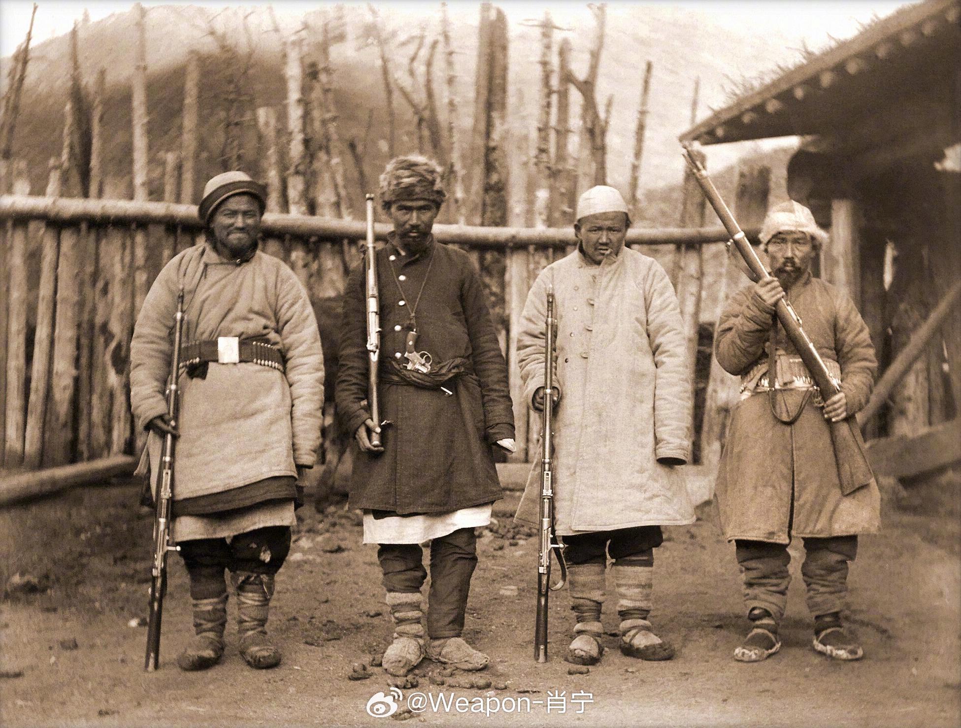 1915年，新疆当地武装民团成员，清朝灭亡以后，沙皇俄罗斯和外蒙古准备南下夺取阿