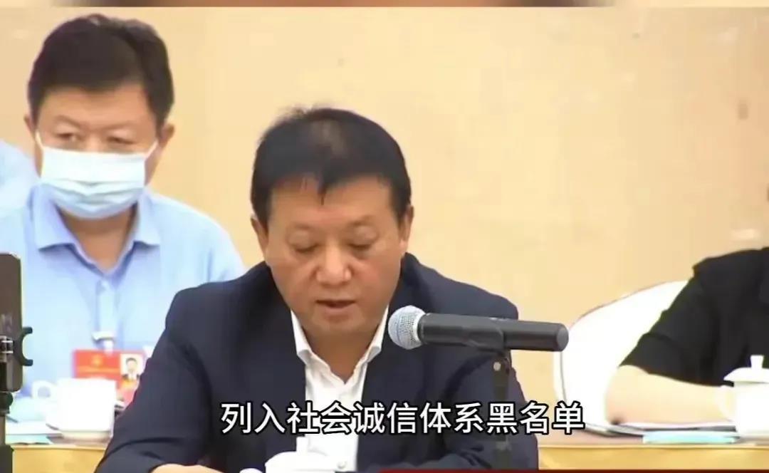 “非法讨薪”如果真被写入法律，那么农民工就真的没有活路了。不要工钱会饿死，合法讨