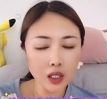 两口子刚离婚，媳妇就让村里光棍给领走了。
两口子刚离婚，媳妇就让村里的光棍给领走