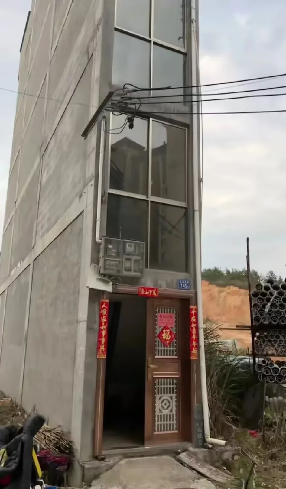 很是佩服这房子的主人，宅基地有可能是小，盖不开，那就往上盖，视线也好，还都朝阳，