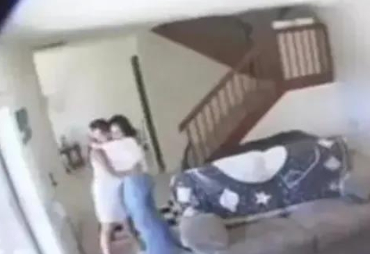 重庆美人出轨？丈夫偷偷发推，网友眼前一亮！ 重庆小区一对夫妻的婚姻被出轨事件打破