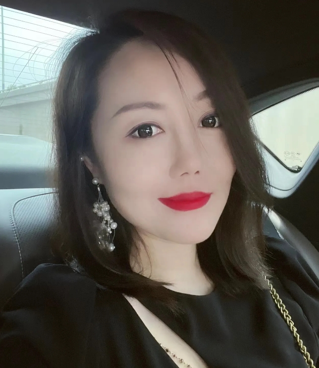 我是一位来自浙江的单身女性，以单纯的个性而闻名。身高165厘米，体重65公斤。我