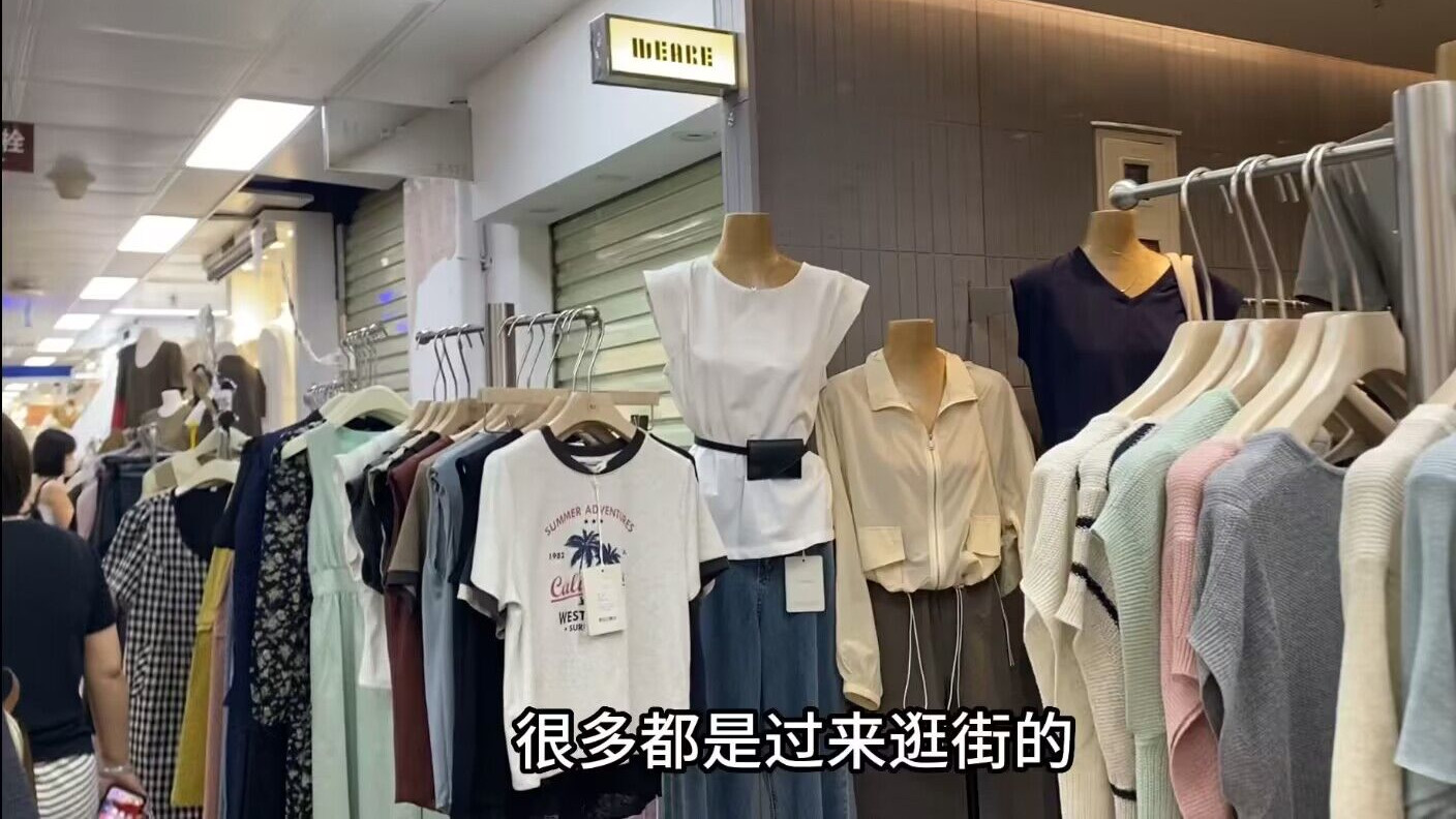 广州服装市场档口夏款裙子上衣裤子等都在清仓，但好看的款式不多了，有些档口也已清完放假