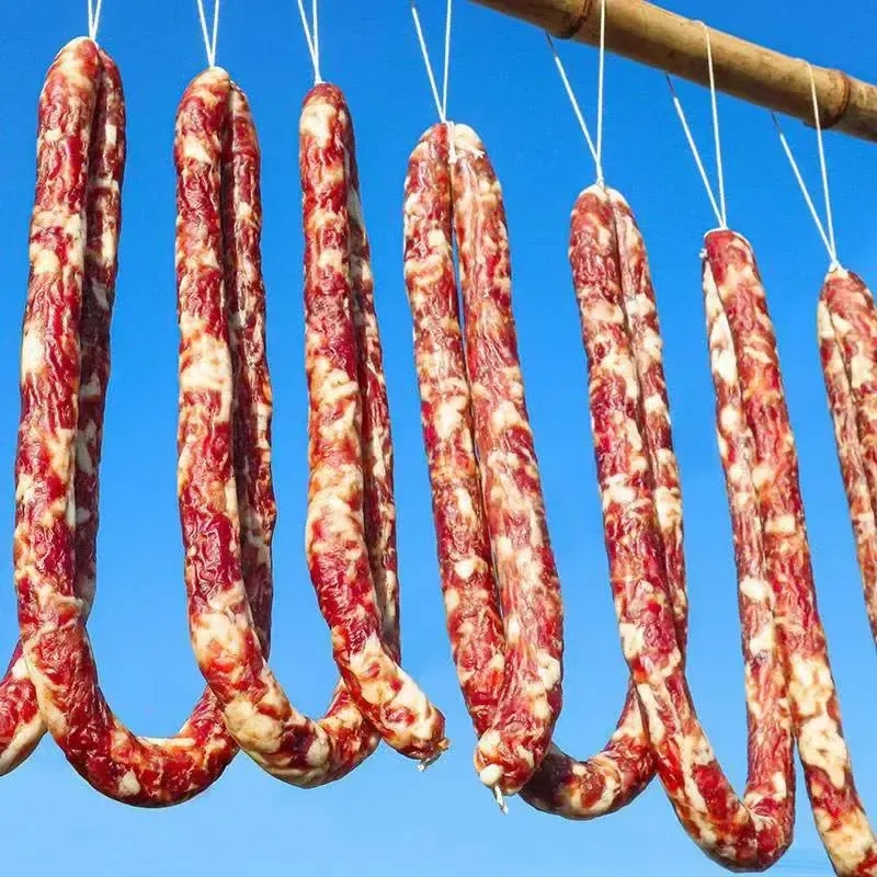 河北，王大爷院内晒腊肠，准备过年吃，未曾想被连续偷2次，大爷忍无可忍，买来老鼠药