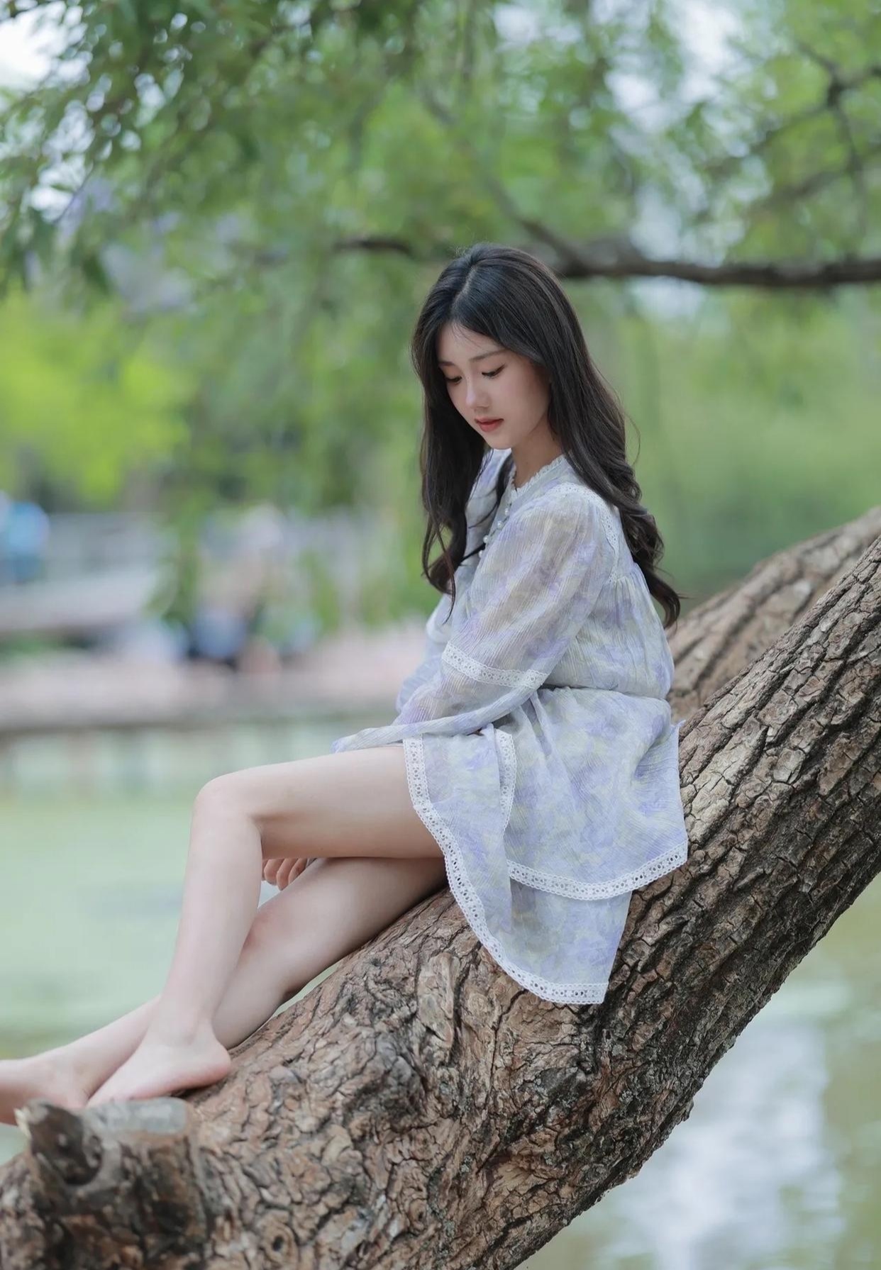 青春可爱，美丽动人，这样的女孩无论户外怎么拍照，都是美美哒。
