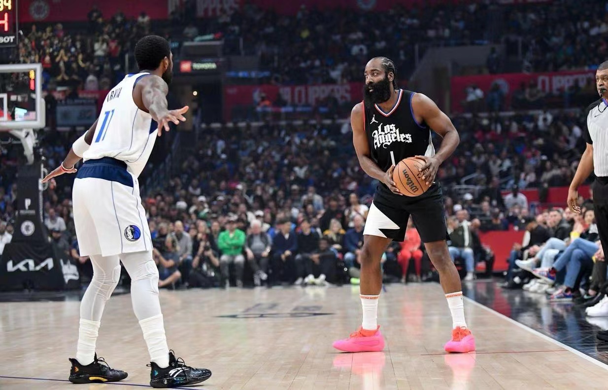 哈登怎么就突然断崖式下滑了？
截至目前，哈登场均数据为14.4分4.9篮板6.4