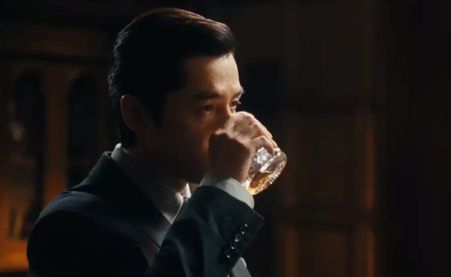 央视春晚是一年中最受瞩目的大型文艺活动之一，许多明星都希望能登上这个舞台，展示自