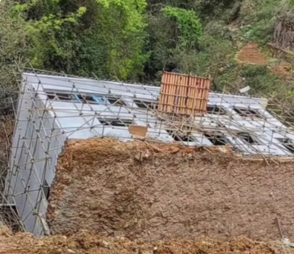 究竟出了什么问题呢？这是我倾尽一生积蓄建造的房子啊！如果能够修复，还能继续住吗？