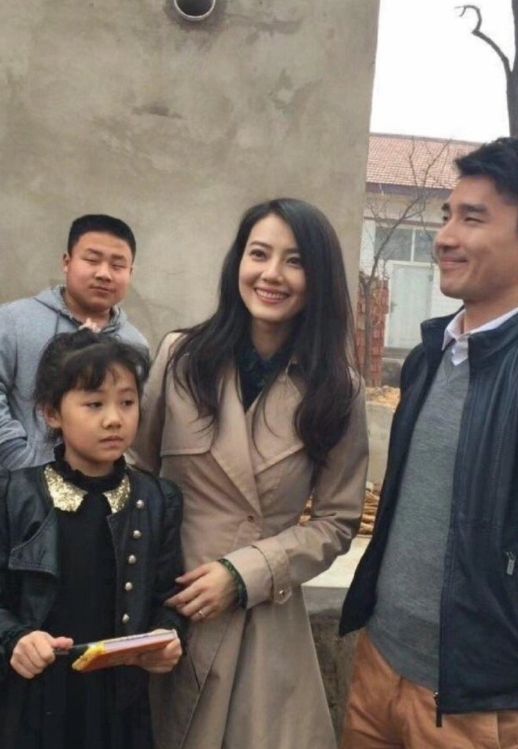 高圆圆带赵又廷回河北老家。
看赵又廷才是这个村的一样，很接地气。 ​​​
