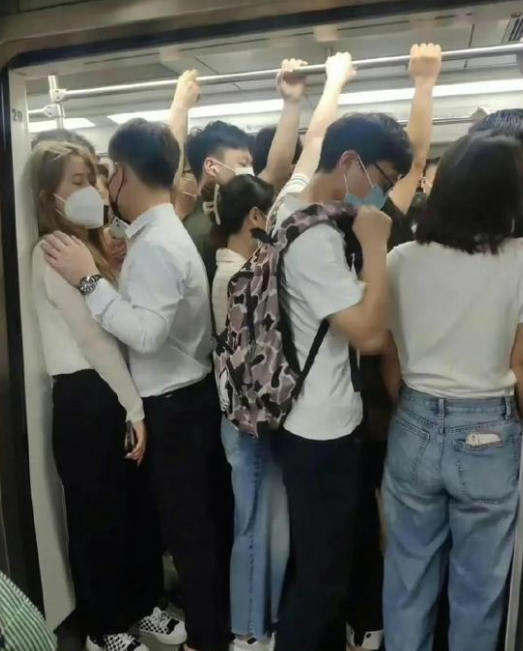 为啥那么多人有车不开非要去挤地铁呢？