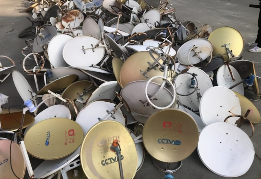 “卫星锅”为何被禁用？到底能看见啥？看完就明白了！

曾经那些大大的卫星锅在九十