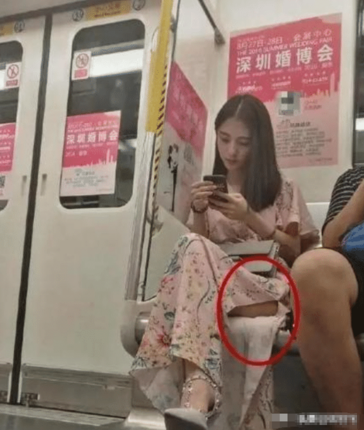 太尴尬了！妹子，穿旗袍要注意自己的坐姿啊！这毕竟是公共场合