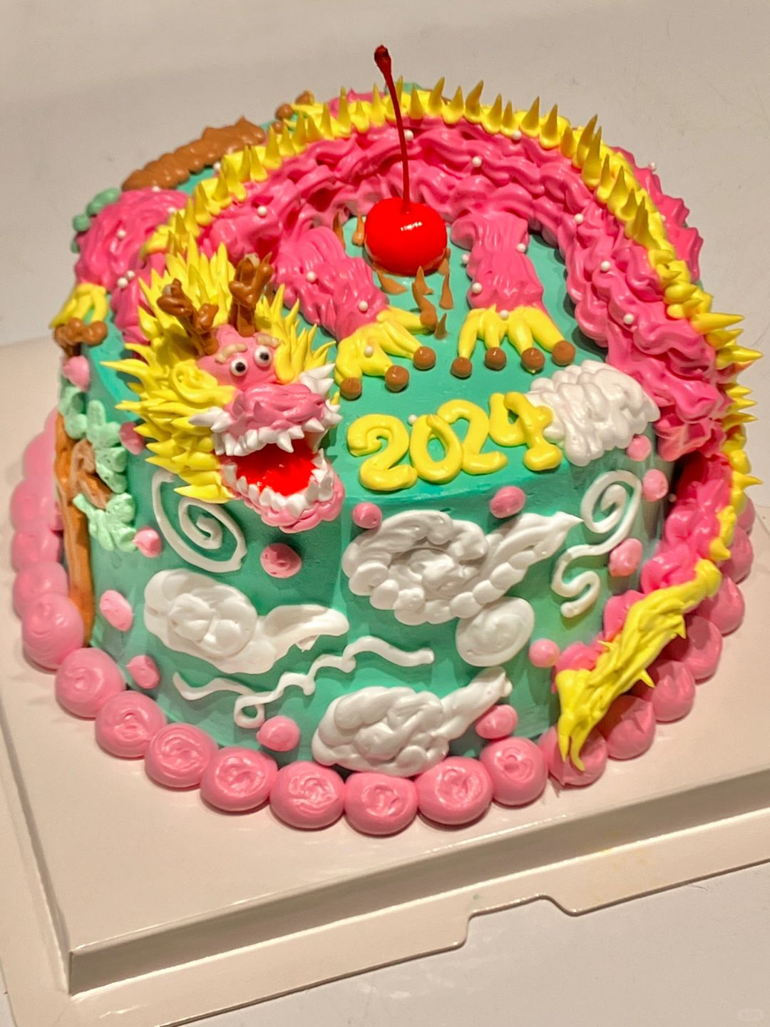 农历新年的新中式蛋糕
第一次玩老式裱花
好好玩 新中式的配色也好喜欢
除夕夜吃龙