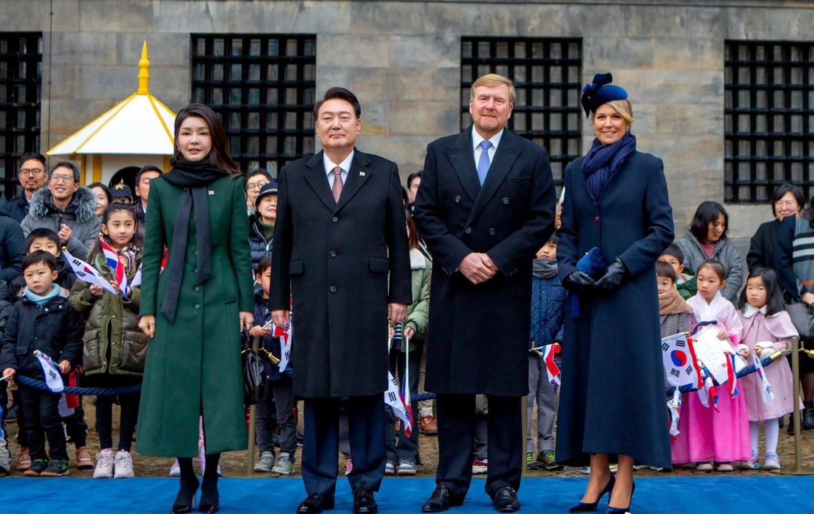 韩国夫人金建希在荷兰国事访问第一天，穿绿色风衣和黑色围巾，站在荷兰王后身边稳赢，